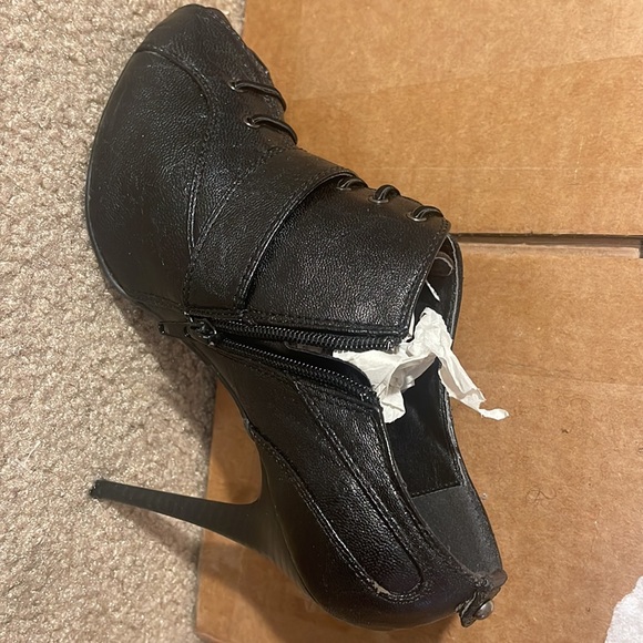 NYLA ankle open toes pumps. Pairs well with a pencil skirt. - Picture 3 of 5